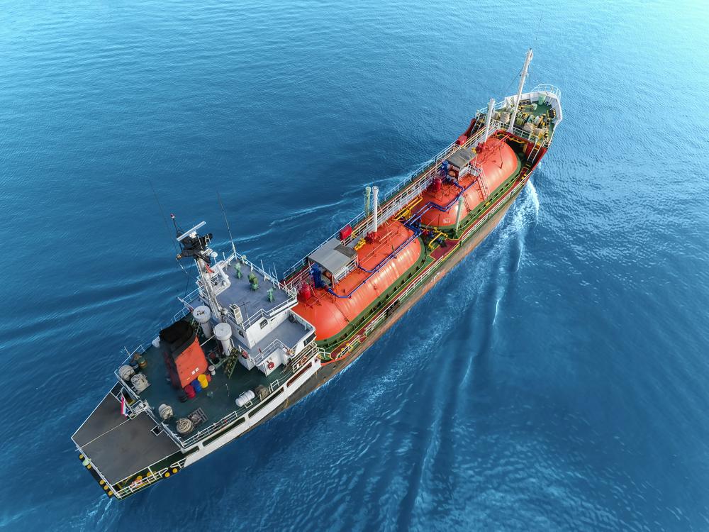 今年来红海危机持续 船舶通行量降幅明显 苏伊士运河收入减少近半