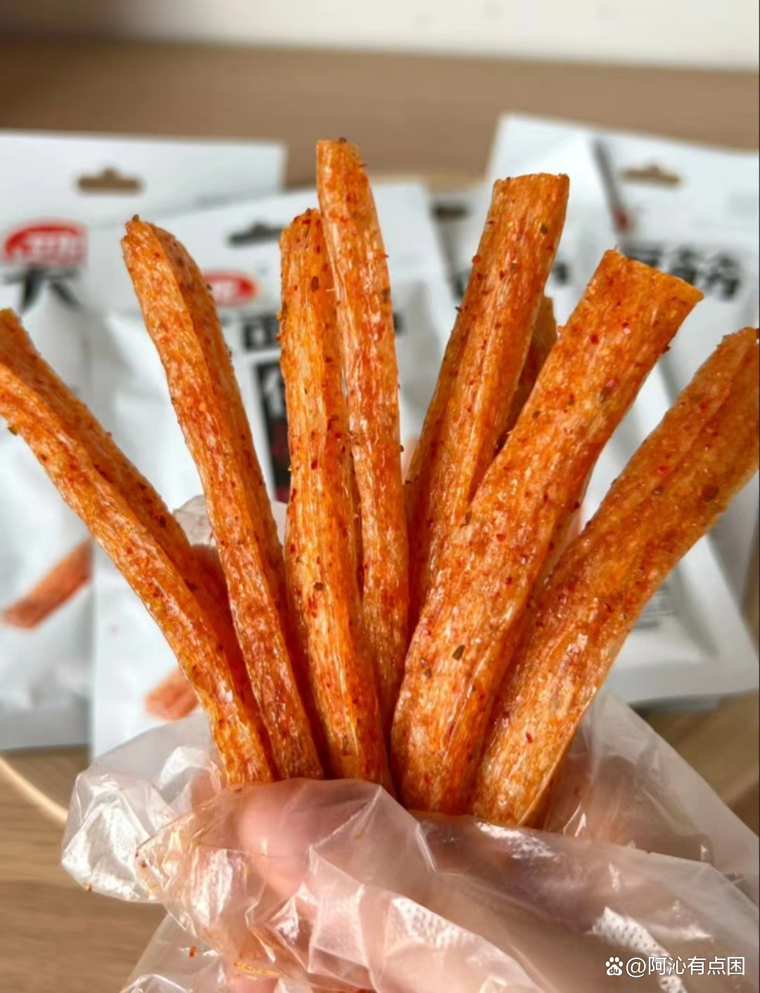 卫龙辣条销量又“凉了”：去年销量下滑近20%，比2021年少卖了近7万吨