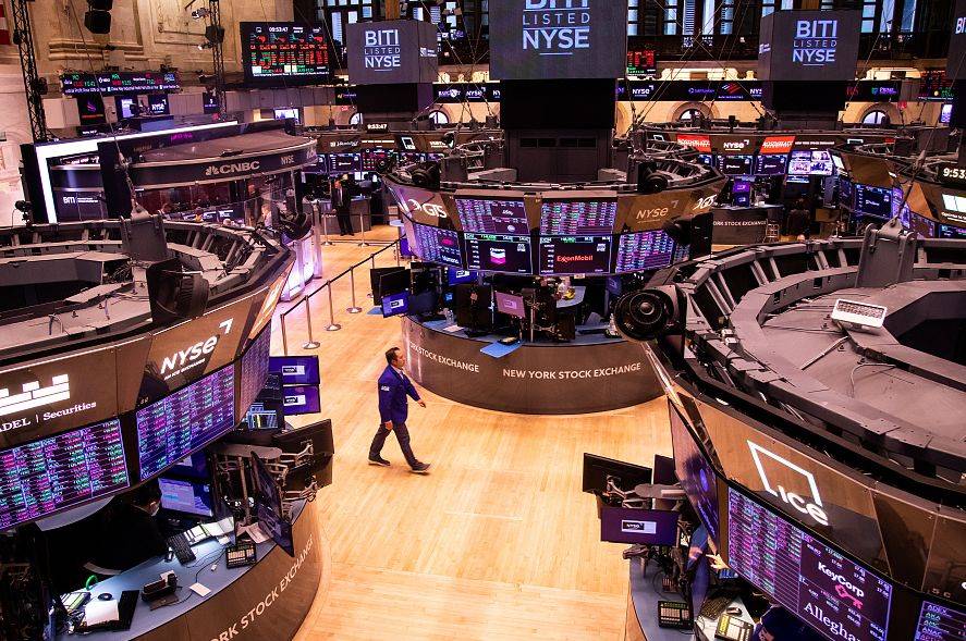 隔夜外盘：美股三大指数涨跌不一 热门科技股多数下跌 特斯拉跌超3%