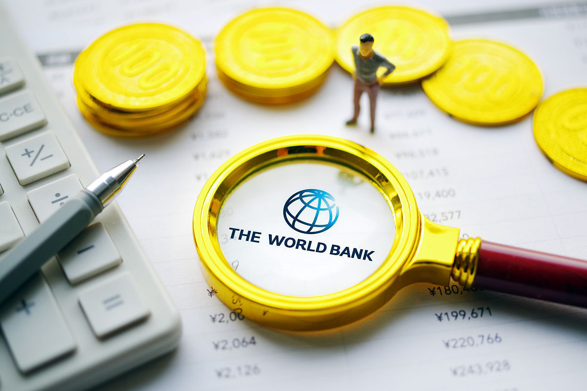 世界银行小幅上调今年全球增速 但警告或被长期困于“慢车道”