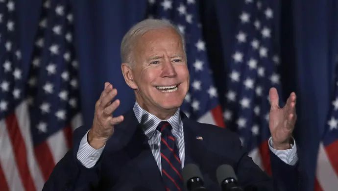 特朗普遭遇“未遂刺杀”右耳受伤，拜登谴责政治暴力 美国选战“见血”意味着什么？