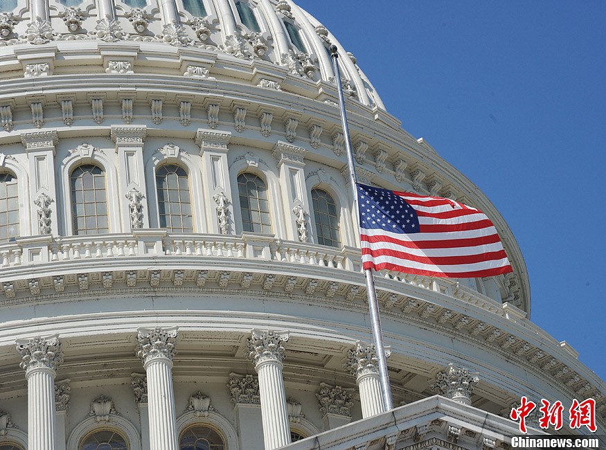 美国国会大厦降半旗引发离谱猜想 真相来了！