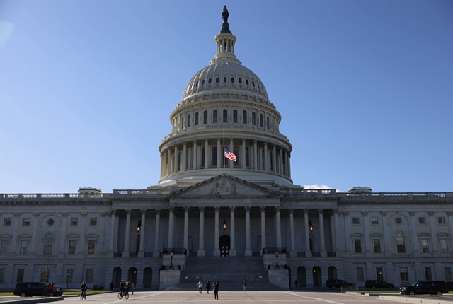 美国国会大厦降半旗引发离谱猜想 真相来了！