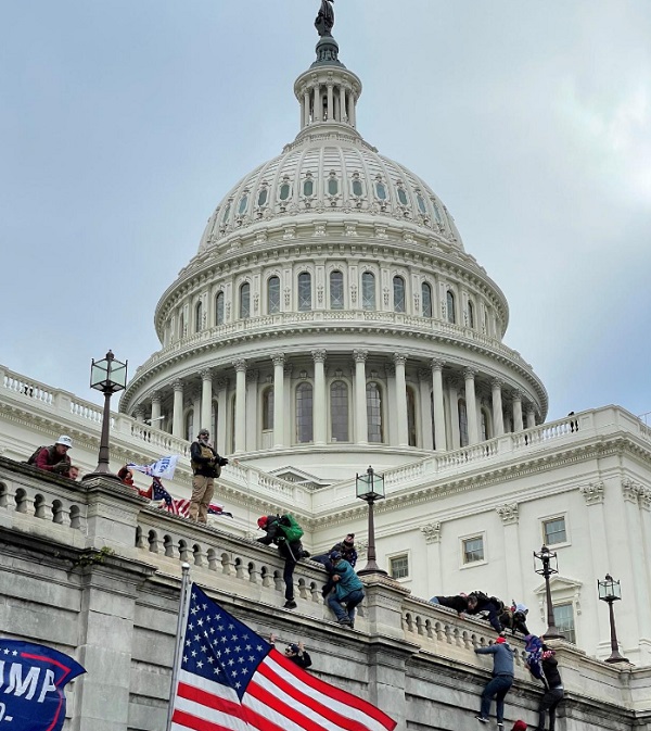 美国国会大厦降半旗引发离谱猜想 真相来了！