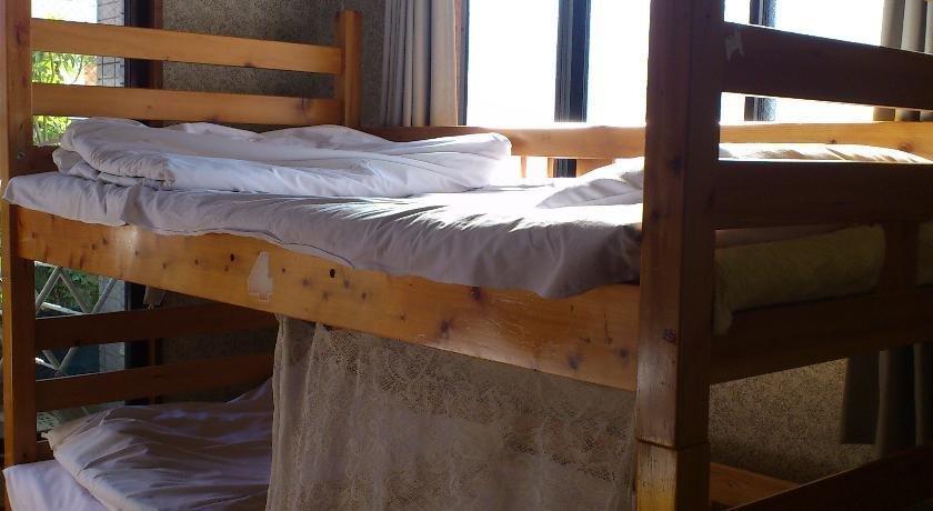 美国降息叙事又添新章：背包客钱包日渐干瘪 民宿平台股价暴跌