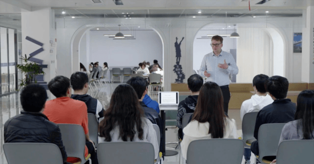 金融市场巨震后 日本最高外汇事务官员发出稳市信号