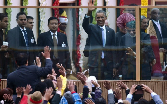 特朗普隔着防弹玻璃演讲 承诺大力投资AI