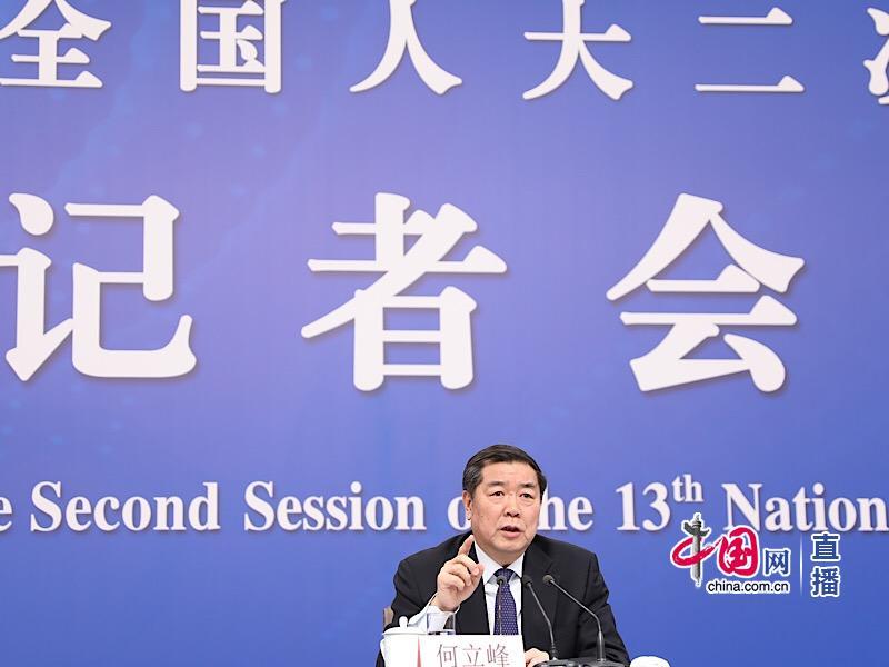 何立峰：要有力有序有效防范化解重点领域金融风险和外部冲击 促进资本市场等各领域平稳健康发展