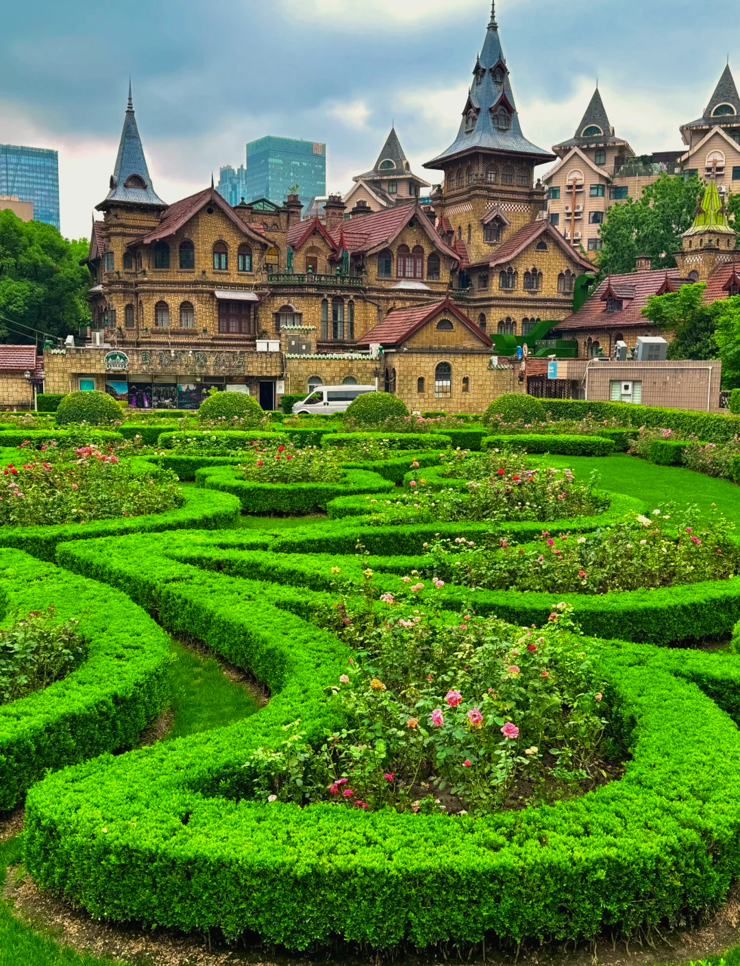 融信中国：预计去年净亏损110亿至130亿元 正在对境内债务进行重组