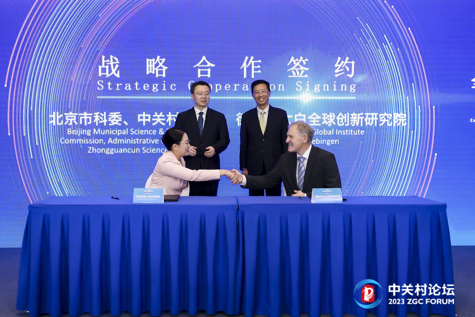 特朗普访问卡塔尔 两国签署多项合作协议