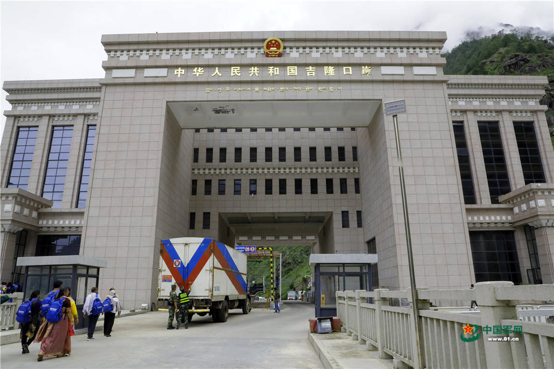 美国与卡塔尔签署超2435亿美元经济及军事合作协议