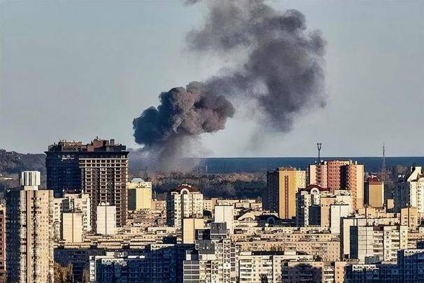 俄乌消息！乌克兰遭大规模袭击、普京所乘直升机遭大规模袭击！特朗普“怒了”