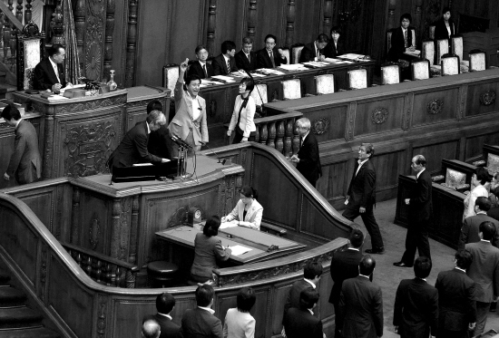 日本政坛“黑天鹅”突袭！执政联盟丧失参议院过半数议席