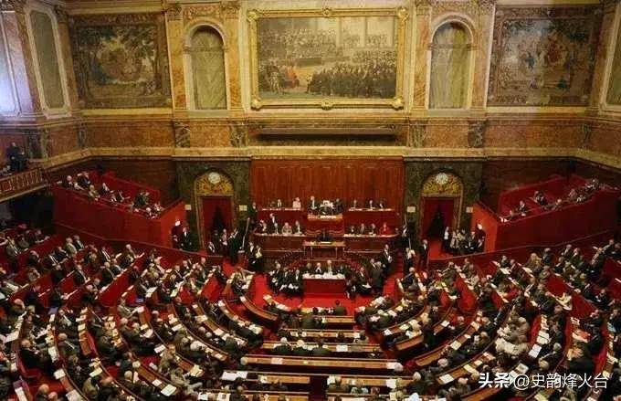 特朗普车队经过 马克龙被拦下!当场给特朗普打电话“吐槽”